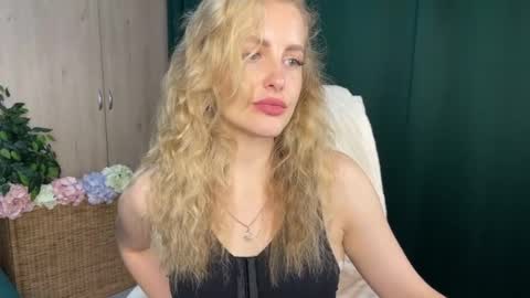 Snapshot of anita_blairr chatting on May 25, 1:00 am Anita online show from May 25, 1:00 am