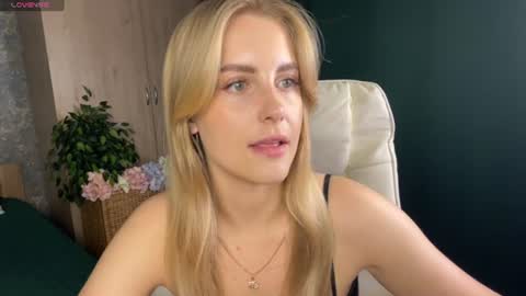 Snapshot of anita_blairr chatting on June 15, 12:02 am Anita online show from June 15, 12:02 am