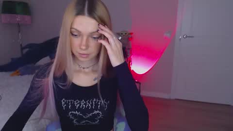 anita_moon_ online show from October 7, 10:51 pm