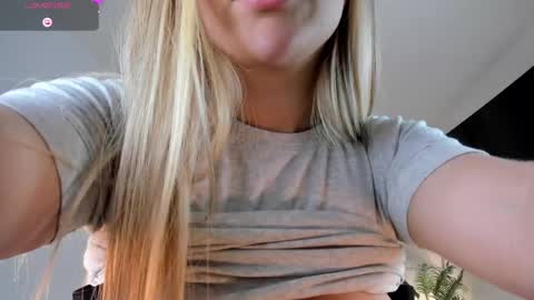 Snapshot of ann__w chatting on May 19, 1:56 am Ann online show from May 19, 1:56 am
