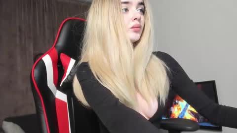 Snapshot of anna_nickol chatting on December 17, 6:09 pm Anna online show from December 17, 6:09 pm