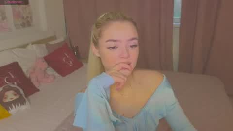 Snapshot of anna_nickol chatting on June 19, 6:23 pm Anna online show from June 19, 6:23 pm