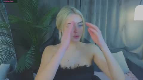 Snapshot of anna_nickol chatting on June 21, 5:15 pm Anna online show from June 21, 5:15 pm
