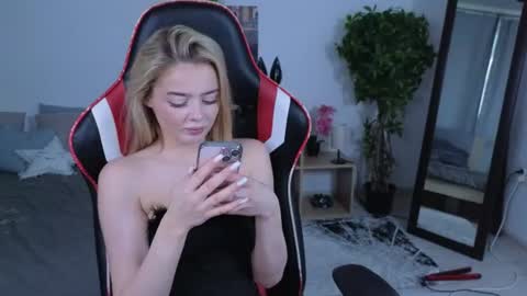 Snapshot of anna_nickol chatting on July 22, 4:43 pm Anna online show from July 22, 4:43 pm