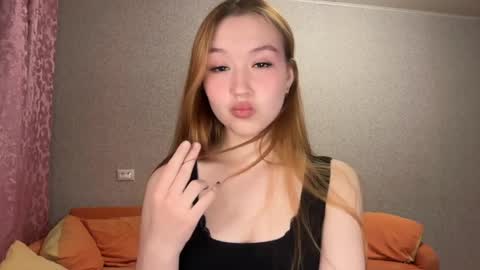 anne_blossomm online show from March 28, 5:01 pm