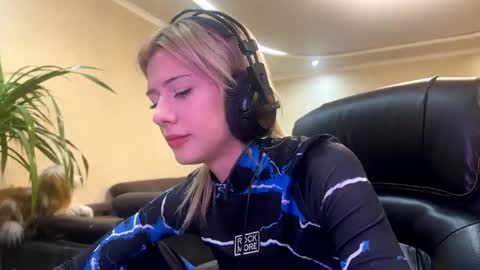 annie1fuc4 online show from March 18, 4:10 pm