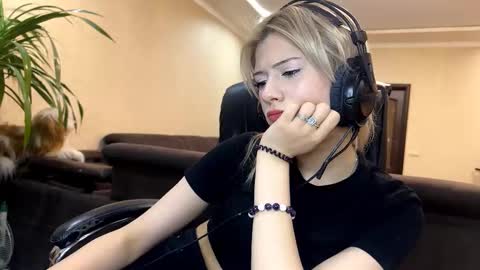 annie1fuc4 online show from March 19, 6:01 pm