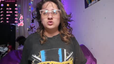 Snapshot of annie_bigboobs_ chatting on January 11, 10:40 pm Ana Bolena independent model online show from January 11, 10:40 pm