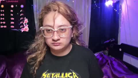 Snapshot of annie_bigboobs_ chatting on February 16, 9:05 pm Ana Bolena independent model online show from February 16, 9:05 pm