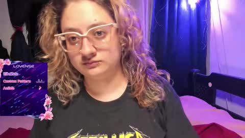 Snapshot of annie_bigboobs_ chatting on September 22, 11:07 pm Ana Bolena independent model online show from September 22, 11:07 pm