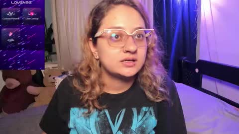 Snapshot of annie_bigboobs_ chatting on October 15, 10:43 pm Ana Bolena independent model online show from October 15, 10:43 pm