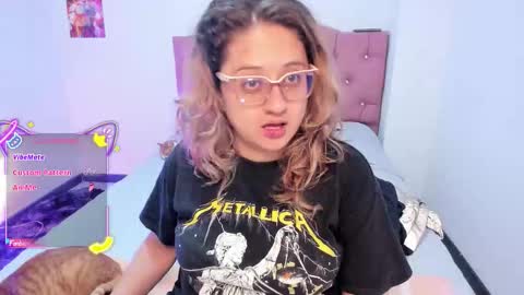 Snapshot of annie_bigboobs_ chatting on December 5, 1:58 am Ana Bolena independent model online show from December 5, 1:58 am