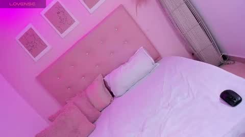 Snapshot of annie_dolce_ chatting on October 22, 10:20 pm annie_dolce_ online show from October 22, 10:20 pm