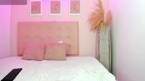 Snapshot of annie_dolce_ chatting on June 3, 12:19 pm annie_dolce_ online show from June 3, 12:19 pm