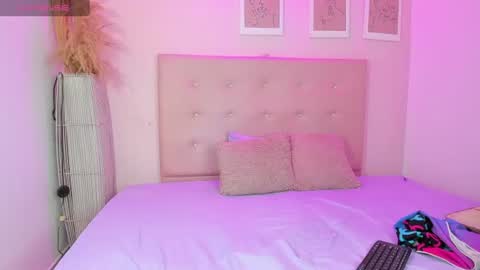 Snapshot of annie_dolce_ chatting on June 30, 12:28 pm annie_dolce_ online show from June 30, 12:28 pm