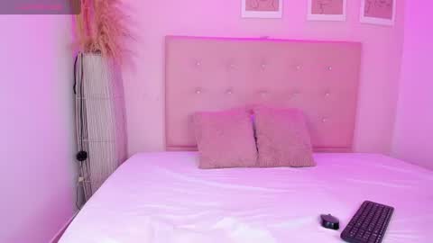 Snapshot of annie_dolce_ chatting on July 1, 1:24 pm annie_dolce_ online show from July 1, 1:24 pm