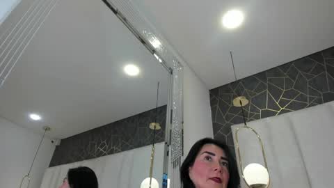 im annie   online show from February 4, 2:12 pm