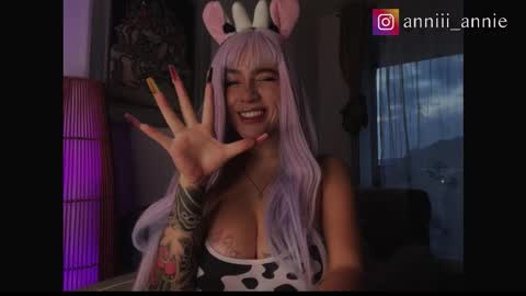 Snapshot of annie_snow_ chatting on November 6, 10:43 pm JEANNE no olvides seguirme dont forget follow me uu online show from November 6, 10:43 pm