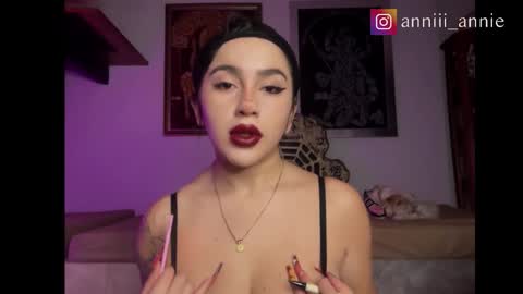 Snapshot of annie_snow_ chatting on November 28, 11:07 pm JEANNE no olvides seguirme dont forget follow me uu online show from November 28, 11:07 pm