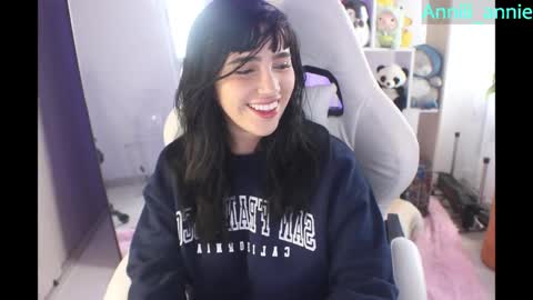 Snapshot of annie_snow_ chatting on May 21, 9:44 pm JEANNE no olvides seguirme dont forget follow me uu online show from May 21, 9:44 pm