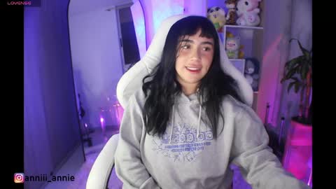 Snapshot of annie_snow_ chatting on June 8, 1:28 am JEANNE no olvides seguirme dont forget follow me uu online show from June 8, 1:28 am