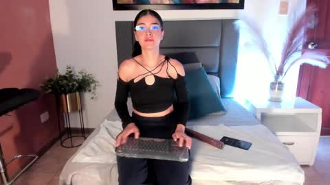 Snapshot of anniebluee_ chatting on May 5, 11:51 am Annie Bluee online show from May 5, 11:51 am
