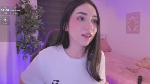 Snapshot of anniebrie chatting on December 4, 6:12 am Cassandra online show from December 4, 6:12 am