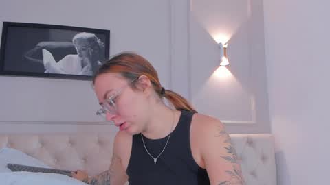 Snapshot of anniemartinezz chatting on February 2, 1:30 pm Annie online show from February 2, 1:30 pm