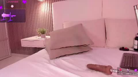 Snapshot of anniie_clarkson chatting on June 9, 9:26 pm ANNIE online show from June 9, 9:26 pm