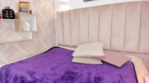 Snapshot of anniie_queen chatting on June 12, 2:43 am Annie Queen online show from June 12, 2:43 am