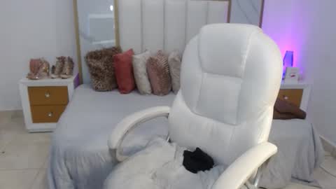 Snapshot of annita_cooper_ chatting on December 16, 7:08 pm anna online show from December 16, 7:08 pm