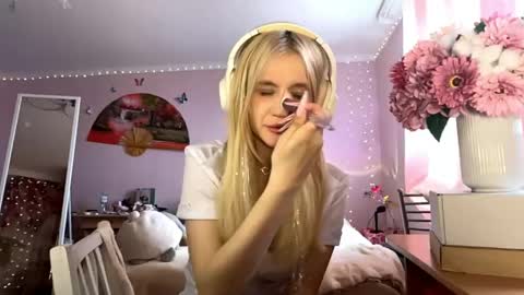 Snapshot of annrosy chatting on May 1, 7:35 am Hello my name is Kate online show from May 1, 7:35 am