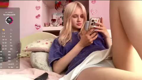 Snapshot of annrosy chatting on July 4, 11:38 am Hello my name is Kate online show from July 4, 11:38 am
