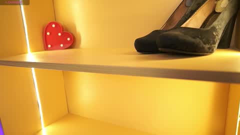 Snapshot of annybuny chatting on December 4, 11:41 am Ana online show from December 4, 11:41 am