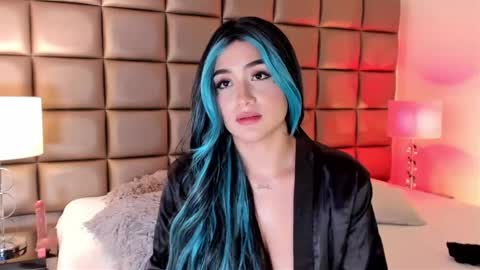 Snapshot of annyhizzle chatting on February 5, 12:53 am online show from February 5, 12:53 am