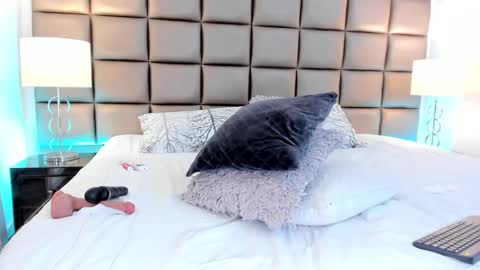 Snapshot of annyhizzle chatting on February 22, 12:27 am online show from February 22, 12:27 am