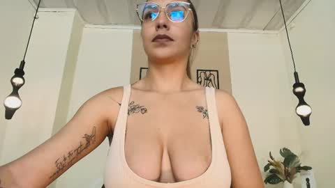Snapshot of annyxhot chatting on June 2, 11:12 am AnnyXhot online show from June 2, 11:12 am