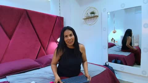 Anthonelaa   online show from May 26, 8:27 pm