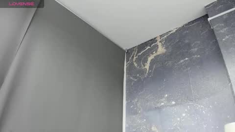 anthonelaDuque online show from January 7, 11:45 am