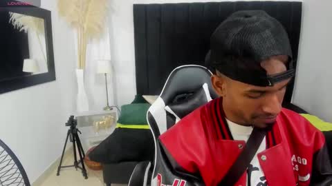 Snapshot of anthoy_wayans chatting on December 18, 12:17 am online show from December 18, 12:17 am