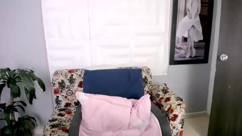 Snapshot of antonella_mcry chatting on May 22, 11:43 pm antonella online show from May 22, 11:43 pm