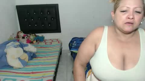 Snapshot of antonella_y_tayrone chatting on April 26, 7:06 am antonella_y_tayrone online show from April 26, 7:06 am