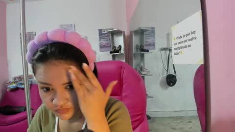 Snapshot of antonellakling_ chatting on January 12, 11:48 am ANTONELLA online show from January 12, 11:48 am