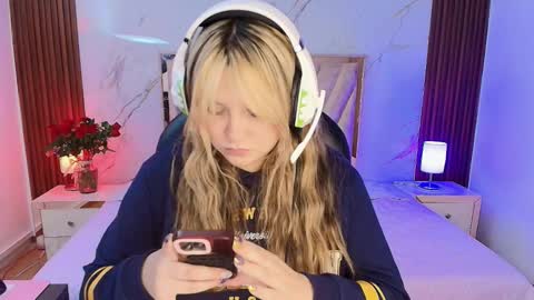 My name is Andrea  thumb up me please its important online show from January 17, 9:18 pm