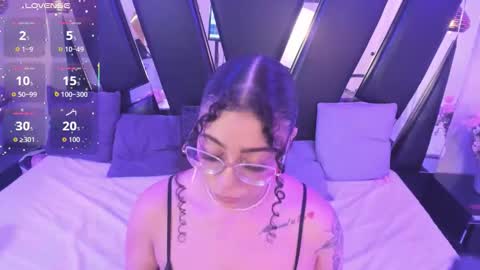 A N T O N E L L E  online show from December 5, 11:30 am