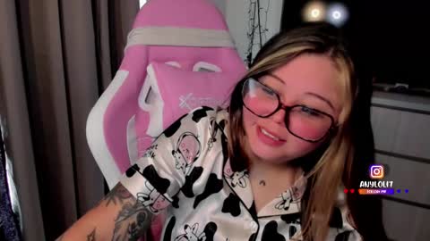   Independent model  online show from January 9, 4:10 pm