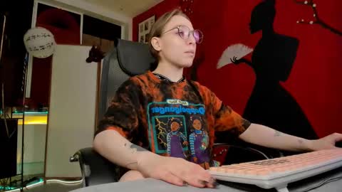 Snapshot of aphexqueen chatting on February 18, 3:21 pm APHEX QUEEN online show from February 18, 3:21 pm