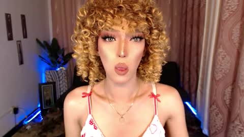 Snapshot of aphrodite_may chatting on September 18, 7:38 pm kathryn online show from September 18, 7:38 pm