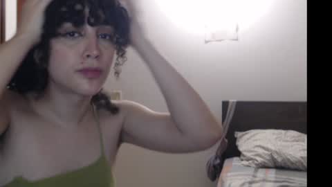 Snapshot of apolosbitch chatting on December 3, 2:58 am Nix online show from December 3, 2:58 am