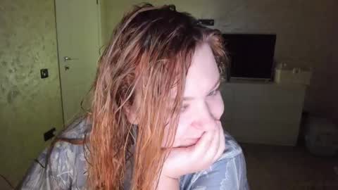 Snapshot of appleyummybuns chatting on February 20, 12:18 am appleyummybuns online show from February 20, 12:18 am